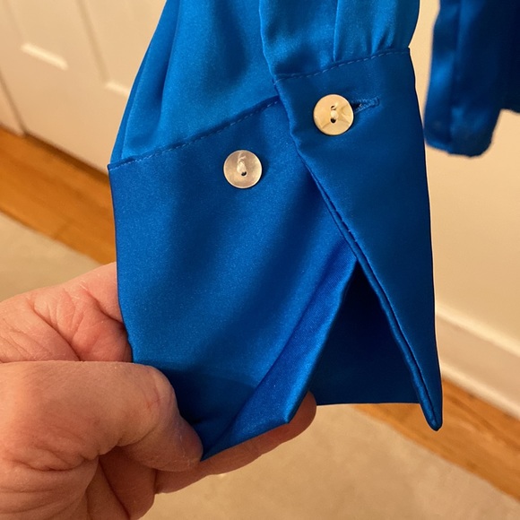 Zara.  satin shirts size extra, small blue button - Picture 4 of 11